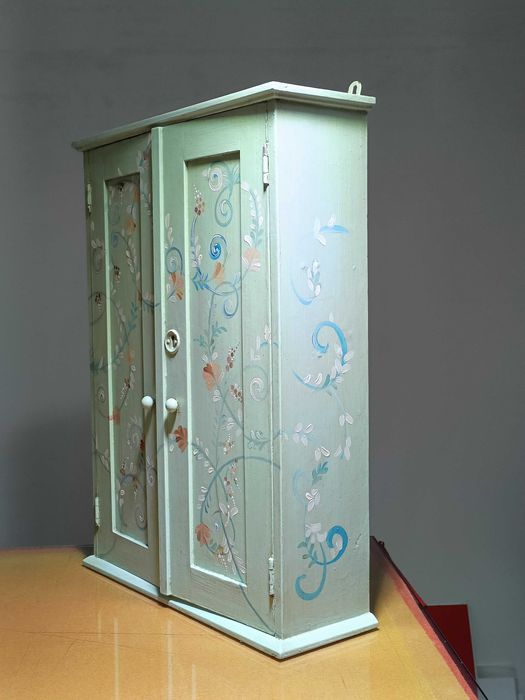 Armário de madeira antigo