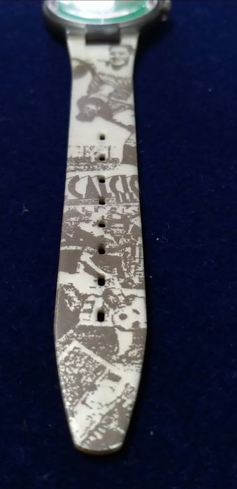 Relógio tipo Swatch.