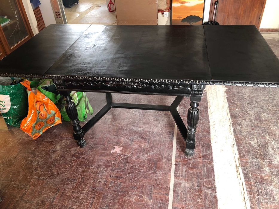 Antique-Style Game of Thrones Table and Chairs64553054749187123