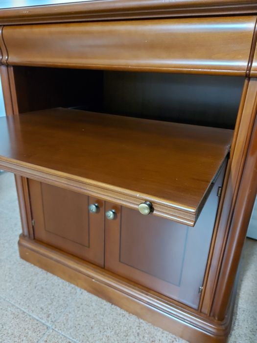 Móvel de televisão em cerejeira