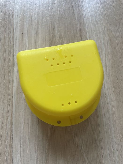 Żółte pudełko na aparat ortodontyczny