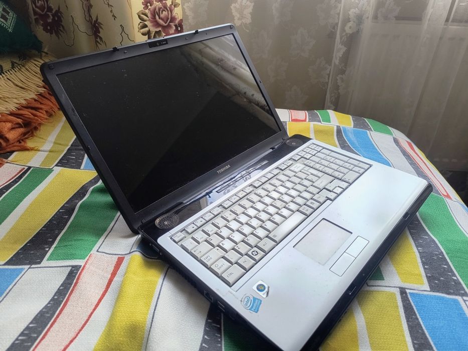ноутбук Toshiba Lcd 17.3  пам'ять 120gb  OЗУ 1ГБ  ідеальний акумулятор працює