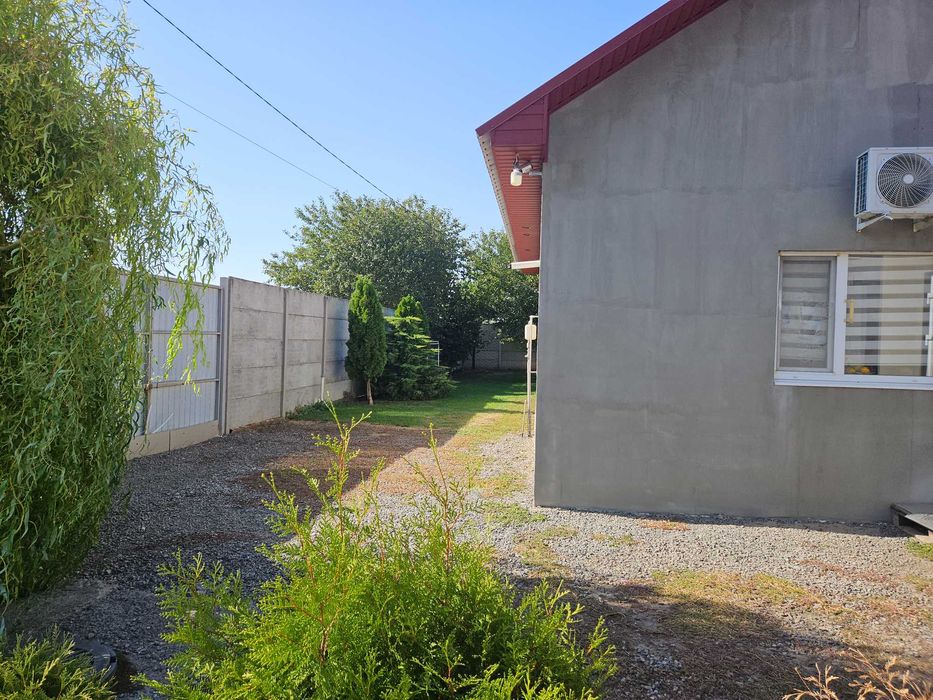 Продаж  будинку і готового бізнесу з ділянкою на 100 соток,