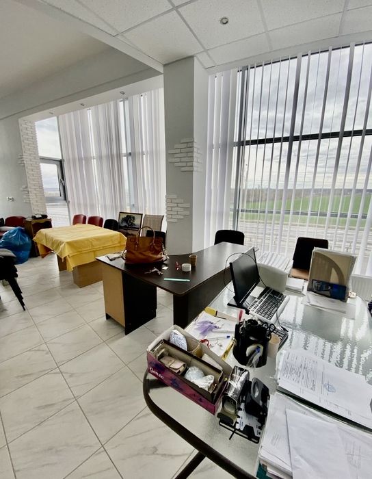 Продаж комерційного приміщення. Бізнес центр. Земельна ділянка