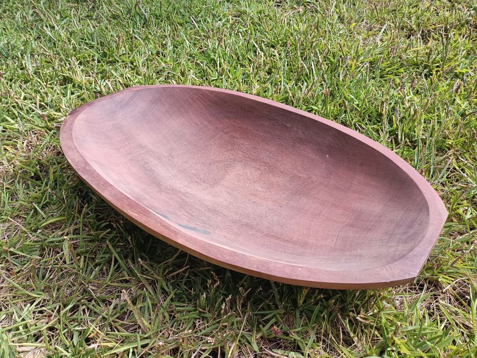 Travessa/fruteira oval cavada em madeira maciça de mogno, medidas: 46/29cm
Trabalho artesanal.