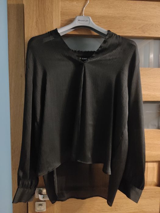 Czarna elegancka koszula dekolt serek v