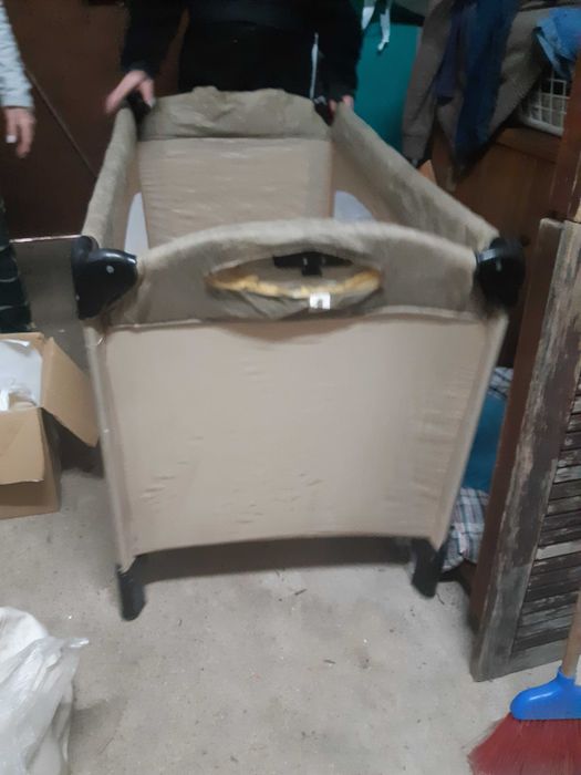 Cama de viagem usada