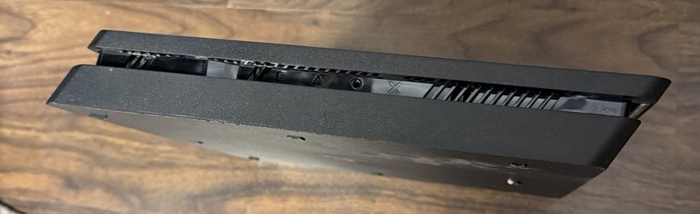 Продам PS4 Slim  на 500 гб все шнуры есть  1 джостик

В комплекте о