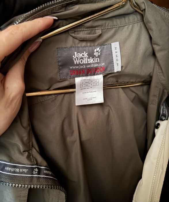 жіноча вітровка кольору хакі від бренду Jack Wolfskin — zdjęcie 3