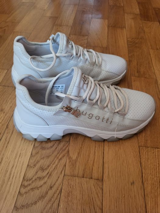 Продам білі легкі кросівки  Bugatti