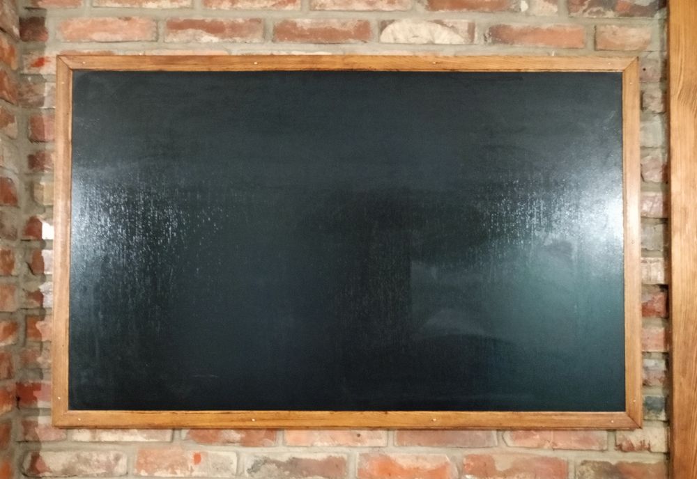 Tablica kredowa w brązowej ramie