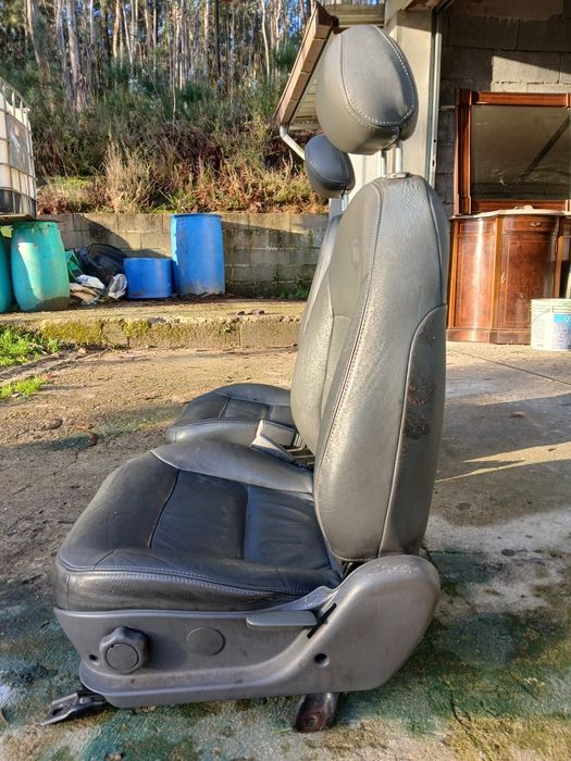 Bancos em bom estado como se encontra-se nas fotografias 
Marca: KIA