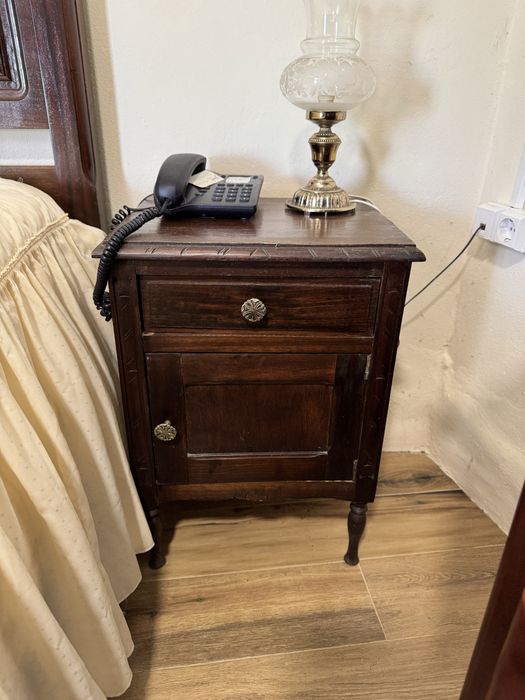 Mesa e cadeiras da cozinha, armários para arrumacao e mobilia quarto