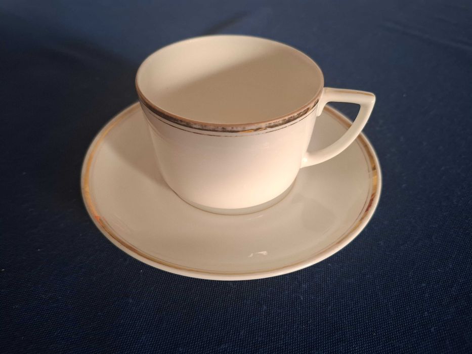 Stara filiżanka z cieniutkiej porcelany biel i złoto art deco