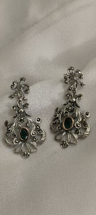 Brincos antigos em prata com pedra verde