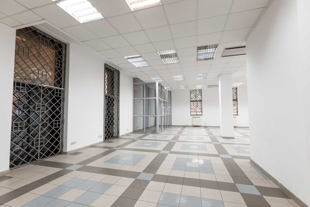Продаж бізнес-центру 5717 кв.м, вул. Святослава Хороброго, 12 (Центр)