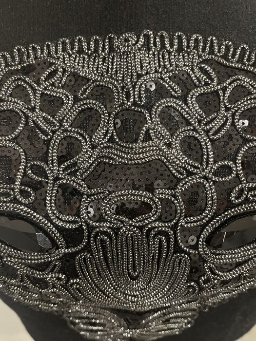 Sweter z błyszczącą aplikacją