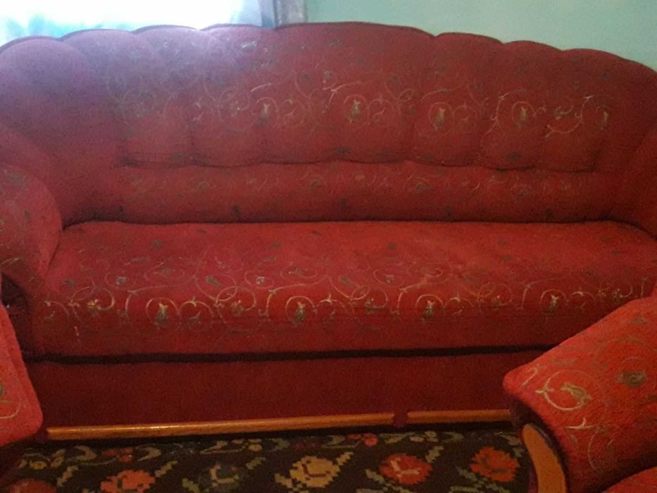 Меблі для вітальні. Диван  та  два стільці.