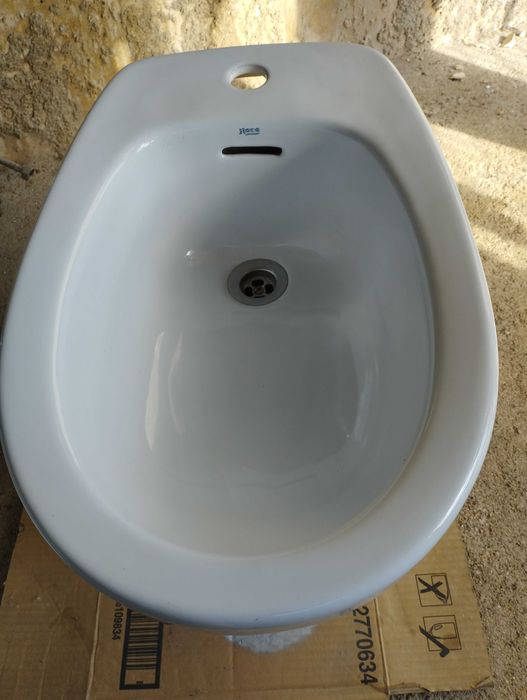 Bidé em cerâmica branca da marca Roca, como novo