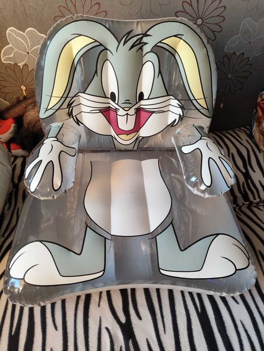 Fotel dmuchany INTEX 68538 Królik Bugs 2003 rok