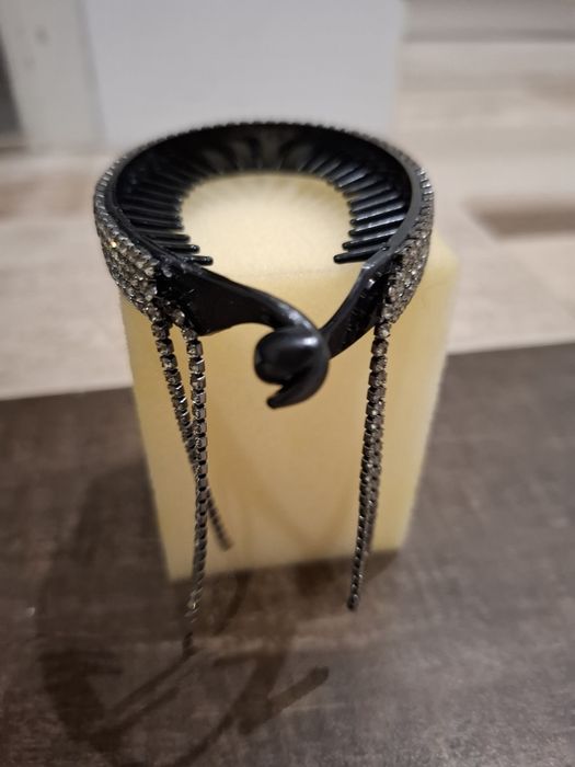 Acessório para cabelo preto