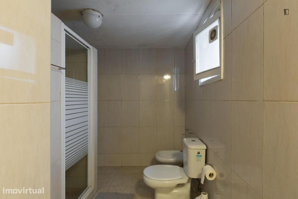 Quarto - localizado em Paranhos Porto