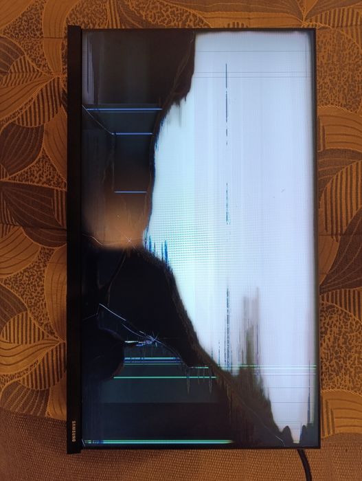 Продам монітор Samsung F24T450FQI битий