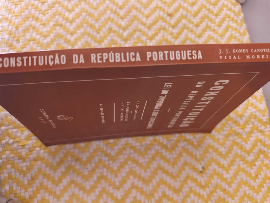 Constituição da República Portuguesa 
Vital Moreira - J.J. Canotilho