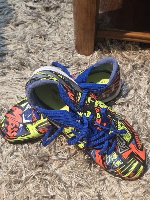 Tenis e botas usados