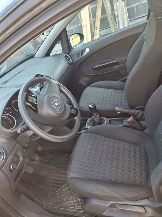 Czarny Opel Corsa 2013 rocznik