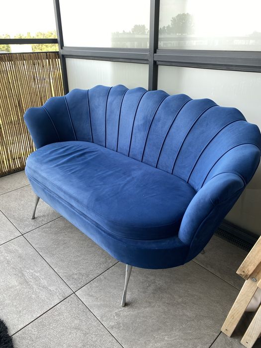 Niebieska sofa 2-osobowa – solidna, zadbana, do domu i na taras