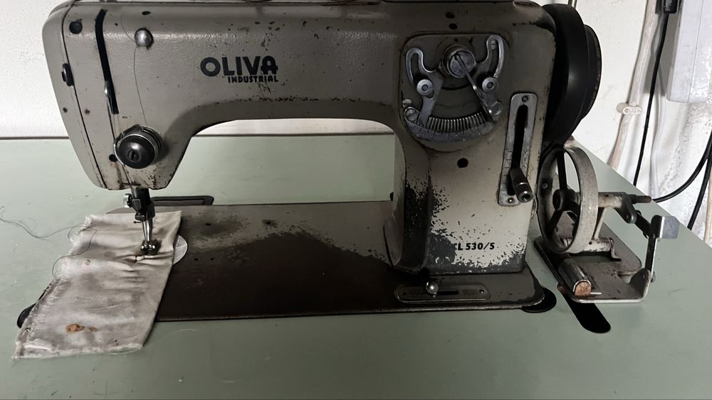 Maquina costura oliva
