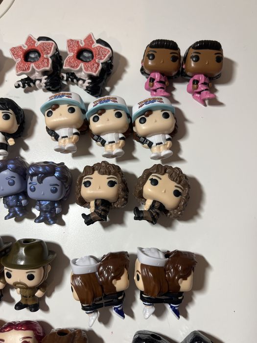 Vendo bonecos de stranger things do kinder joy!