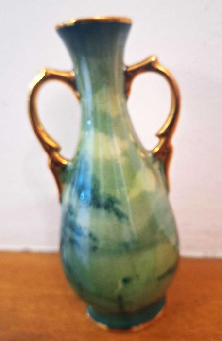 Pequena ânfora em porcelana europeia