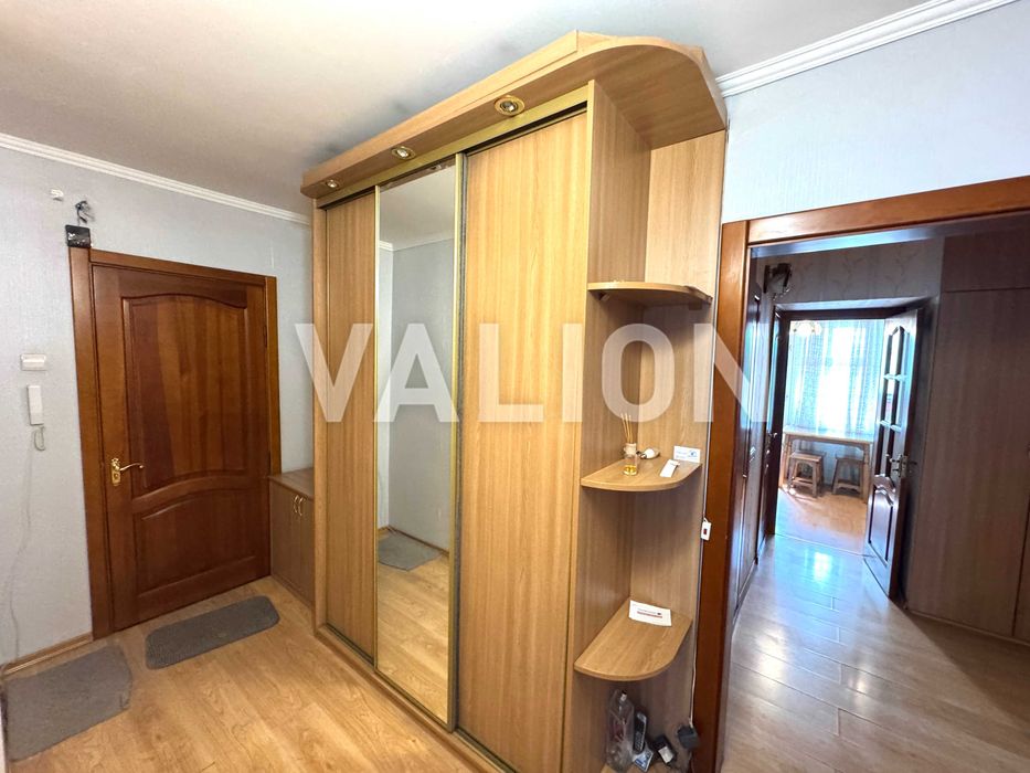 Продам 3-кімнатну квартиру з ремонтом вул.Хорольська 1,  Дарницький вокзал Дарницька(Ленінградська) пл