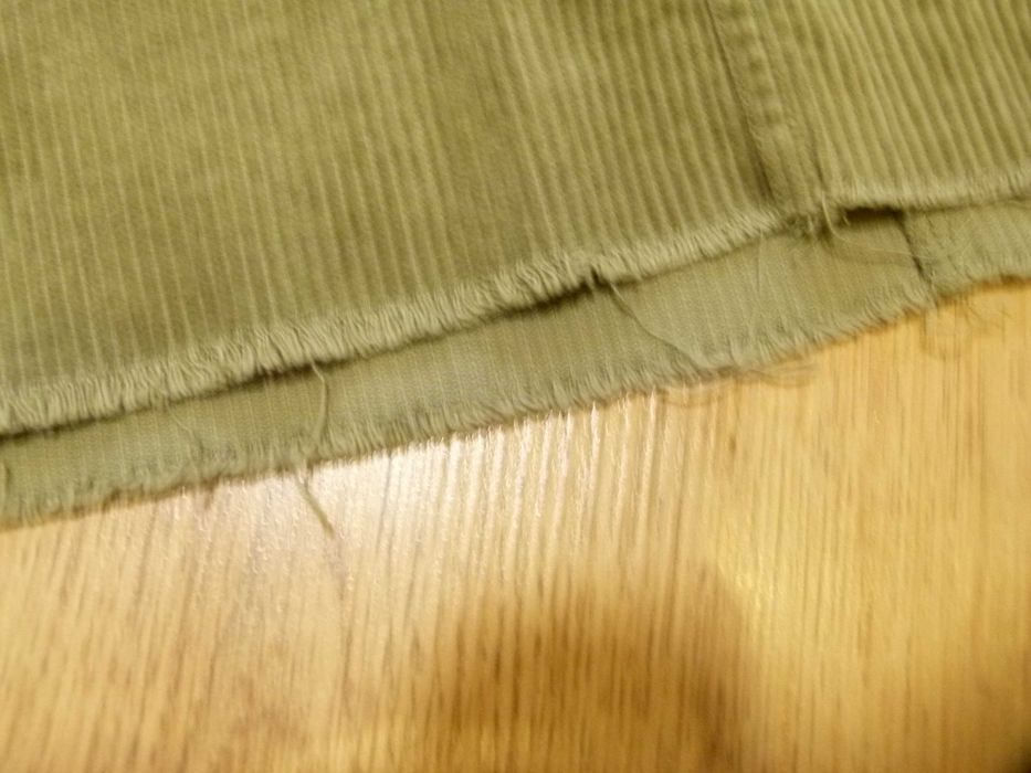 Pull & Bear spódnica miękki sztruks kolor khaki postrzępiona rozm M 38