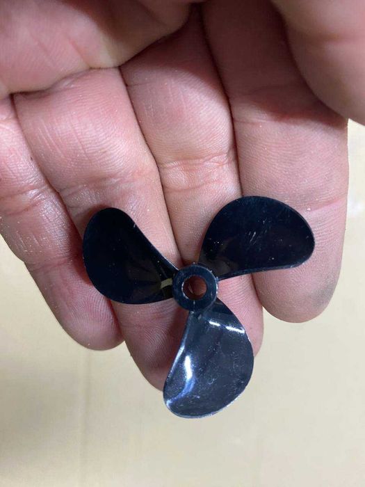 Гвинт гребний 4 на 44мм 3-х лопатевий