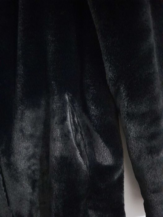 Casaco leve de pêlo sintético preto da Stradivarius T: M