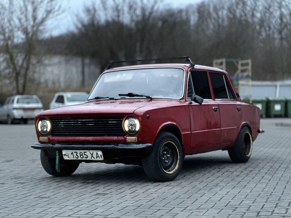 2101
1.6 расточен 
Газ-бенз 
Дно поварено
Разварки 
Музыка с блютузом,новые овалы 
Свет лед 
Печка жарит 
Стрелку ложит на удивление 
По сухому на 2 едет