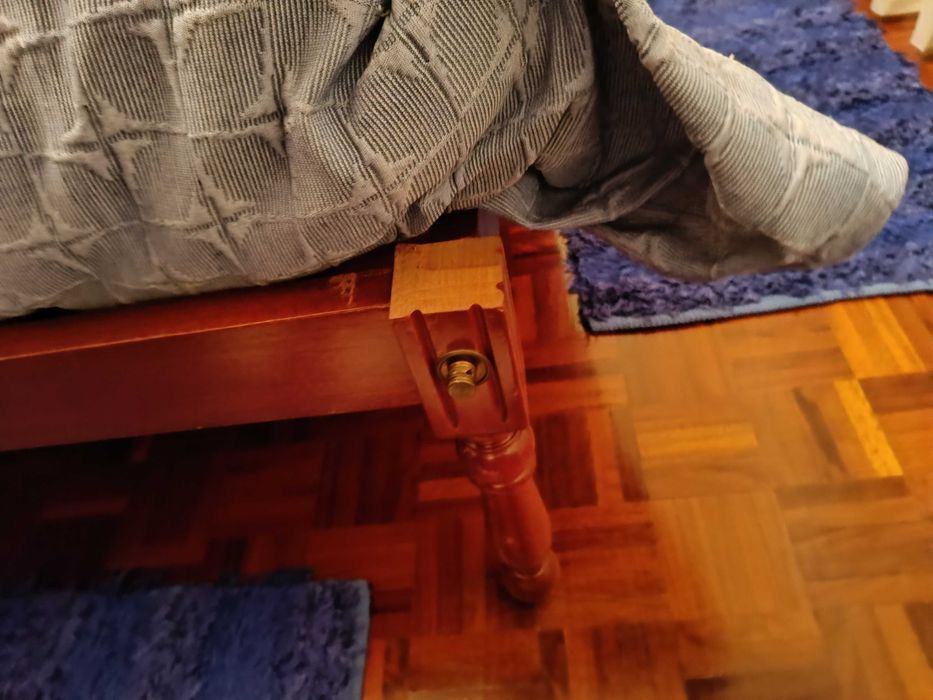 Mobília de quarto em cerejeira com tampos em pedra mármore