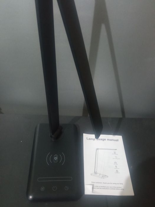 Składana lampka biurkowa z ładowarką indukcyjną