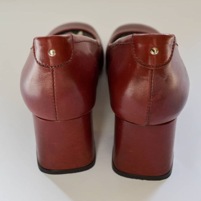 Sapatos cor de vinho