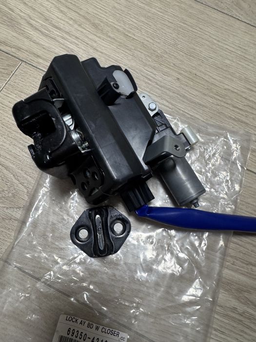 Замок задньої ляди оригінал Toyota Rav-4