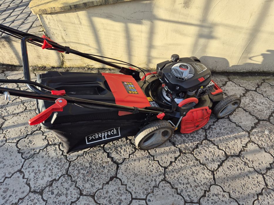 Бензинова самохідна газонокосарка