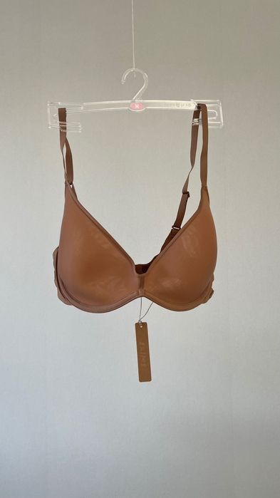 Новий бра від бренду Кім Кардашʼян Skims