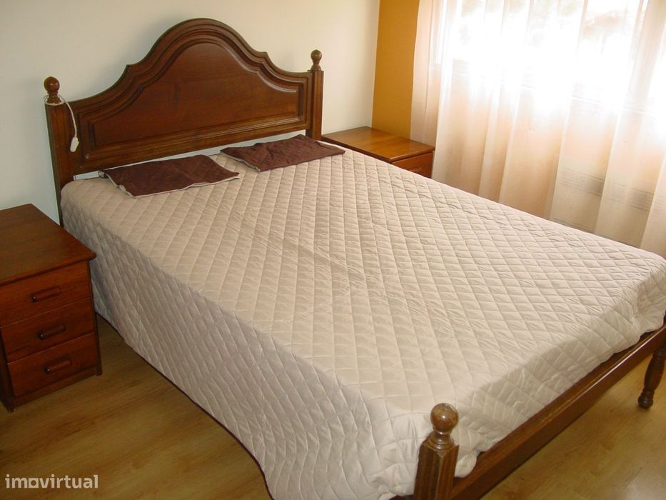 Arrenda-se T2 equipado e parcialmente mobilado na Rua do Brasil