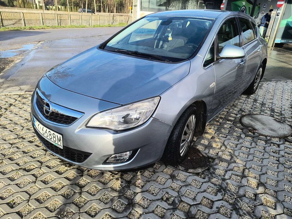 Opel Astra J.   2010
