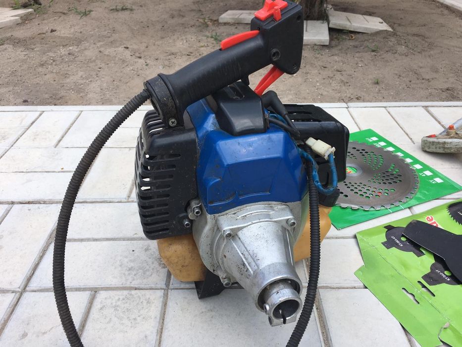 Запчастини і двигун для триміра (мотокоса)