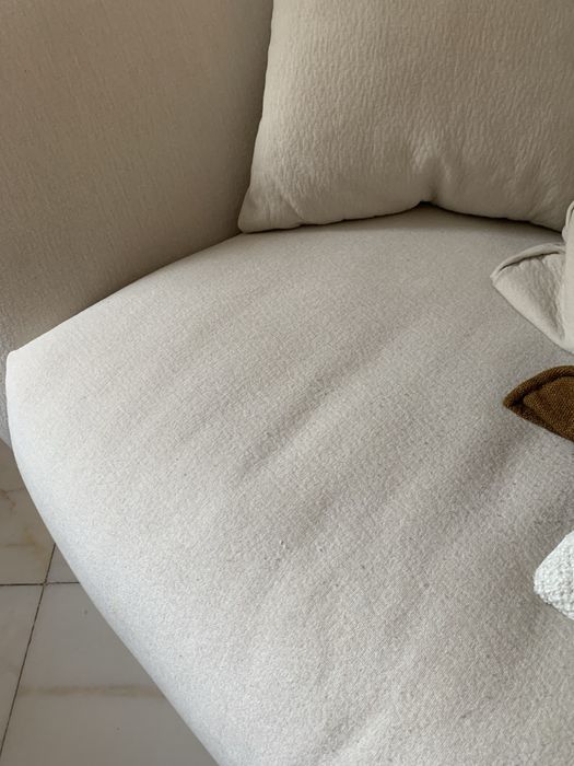 Sofá off-white espaçoso