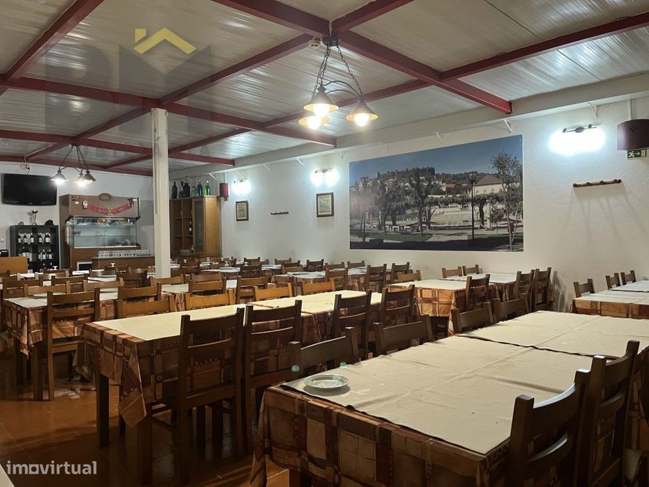 Restaurante/churrasqueira em pleno funcionamento, localizado em Cas...